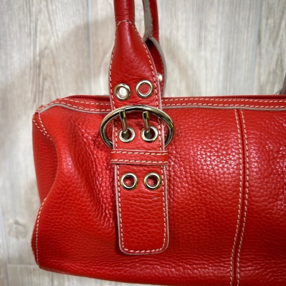 Bandolino Red Pebbled Leather Buckle Strap Shoulder Handbag - Picture 4 of 14